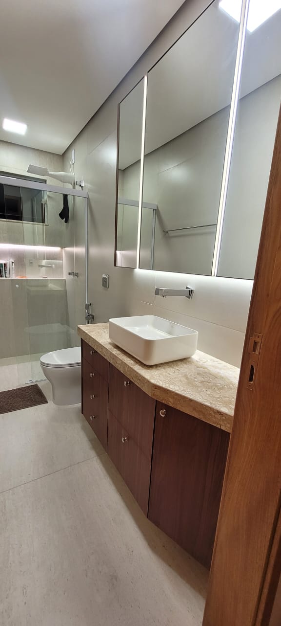 Banheiro com gabinete de madeira ângulo reverso