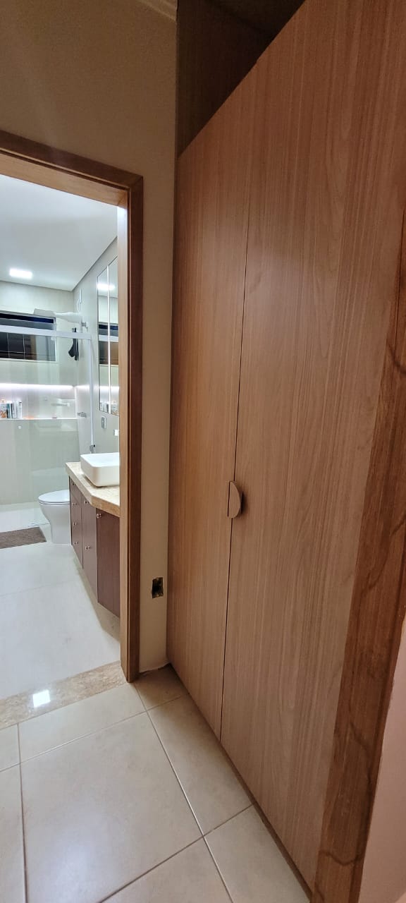 Armário de corredor próximo ao banheiro