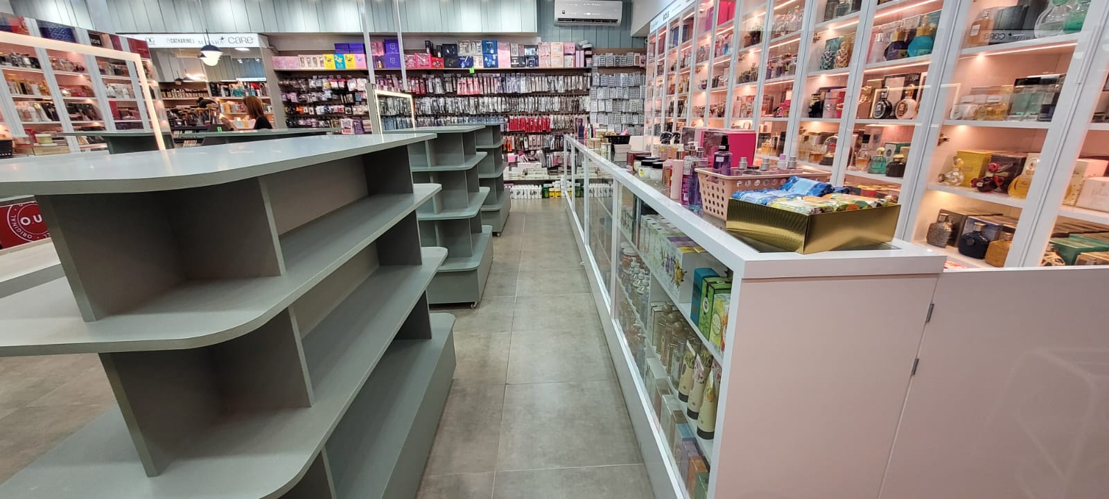Vista ampla de loja de cosméticos com expositores