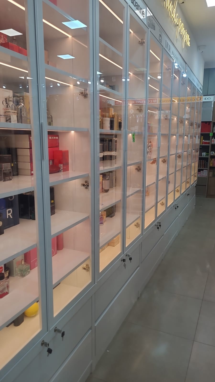 Vitrines de perfumaria com rótulos de marcas