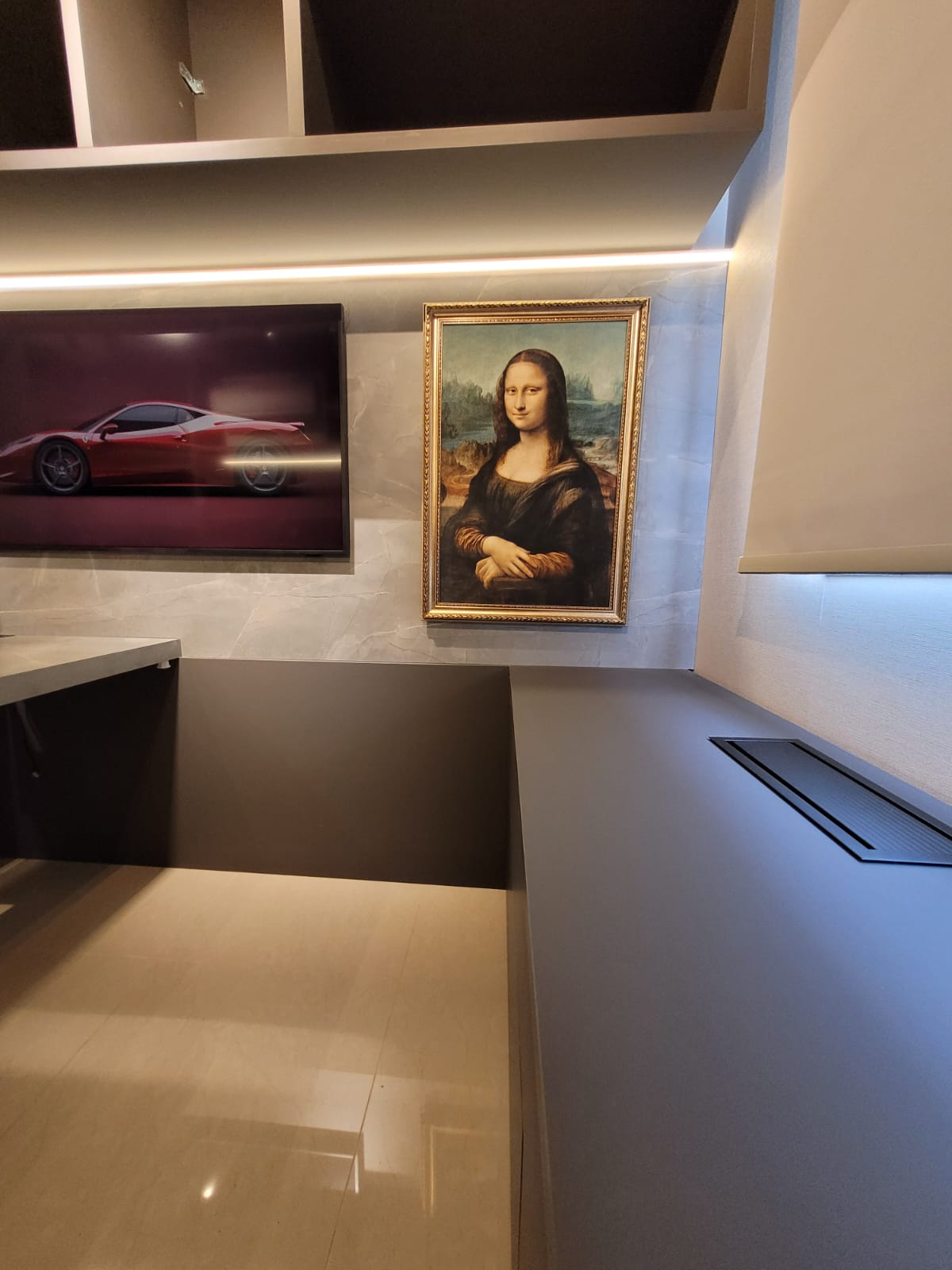 Mesa de escritório com detalhes em madeira