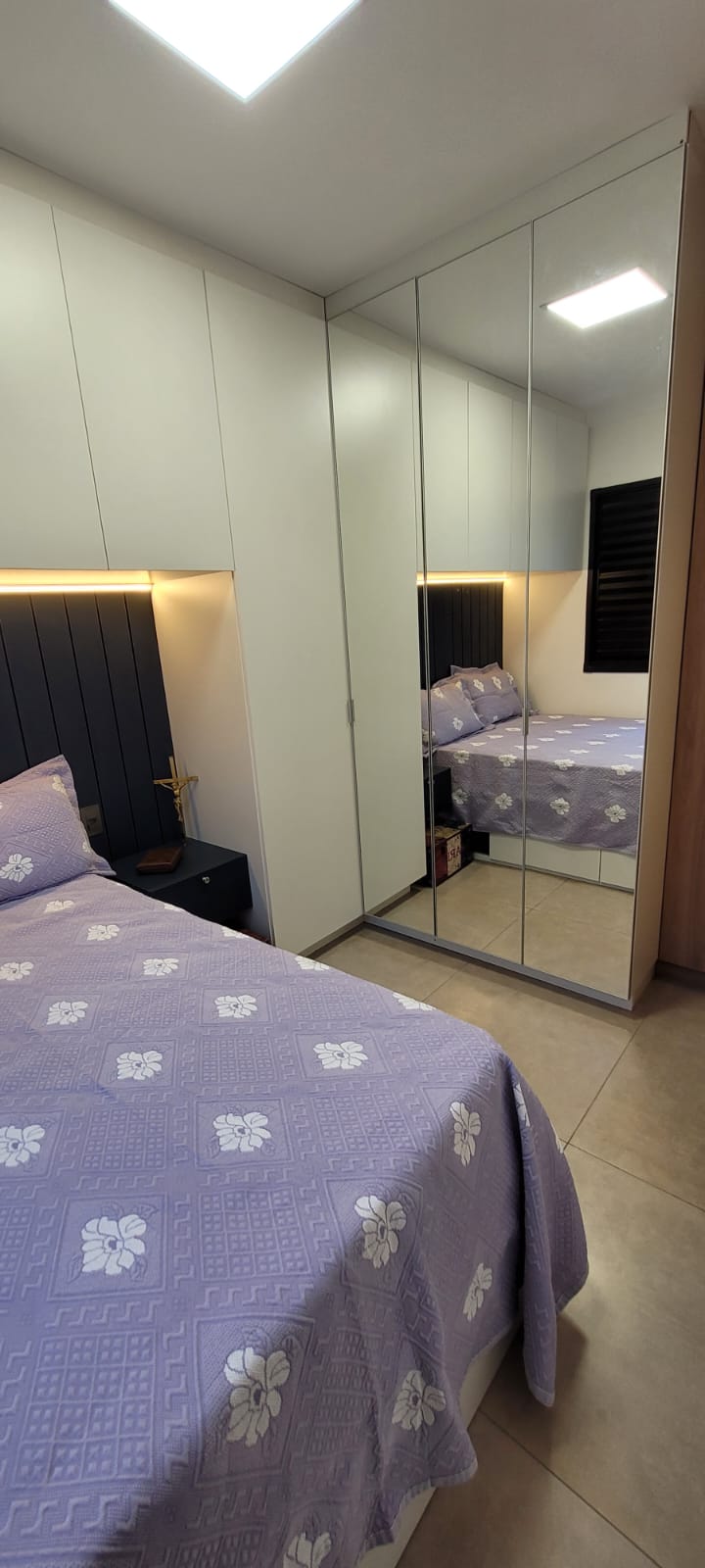Quarto com armário de portas espelhadas deslizantes