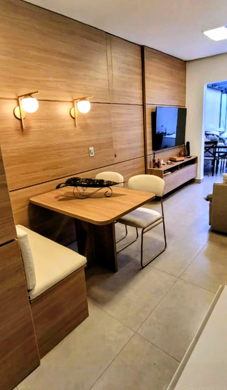 Sala de jantar com painel de madeira e banco embutido