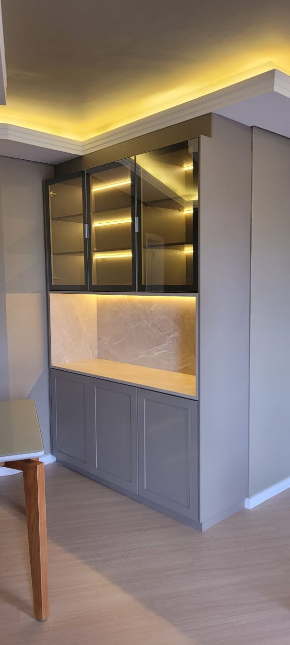 Cristaleira com portas de vidro e iluminação LED