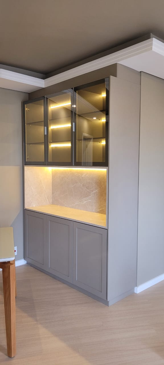 Vista da cristaleira cinza com iluminação interna