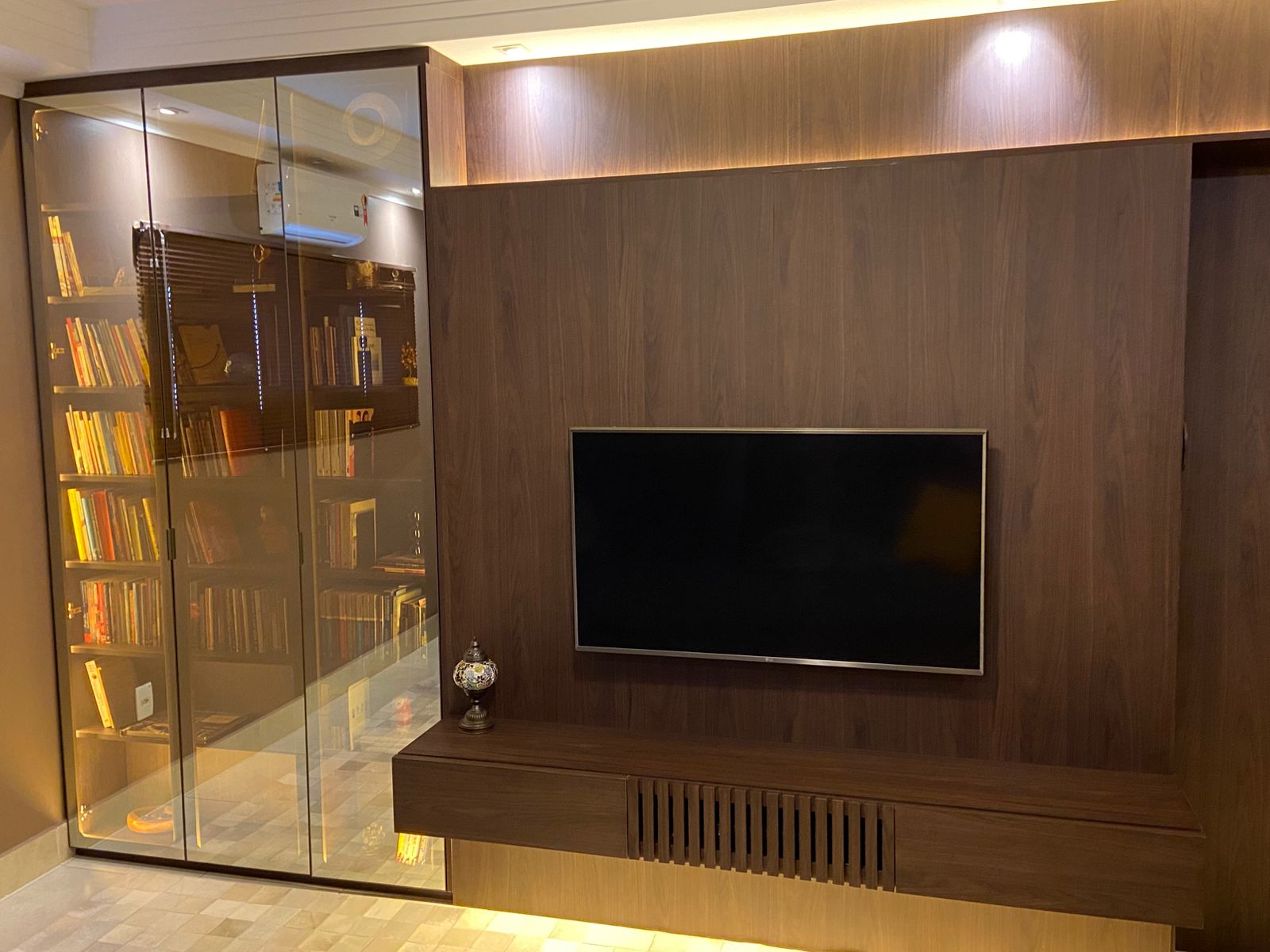 Painel de TV em nogueira escuro vista frontal